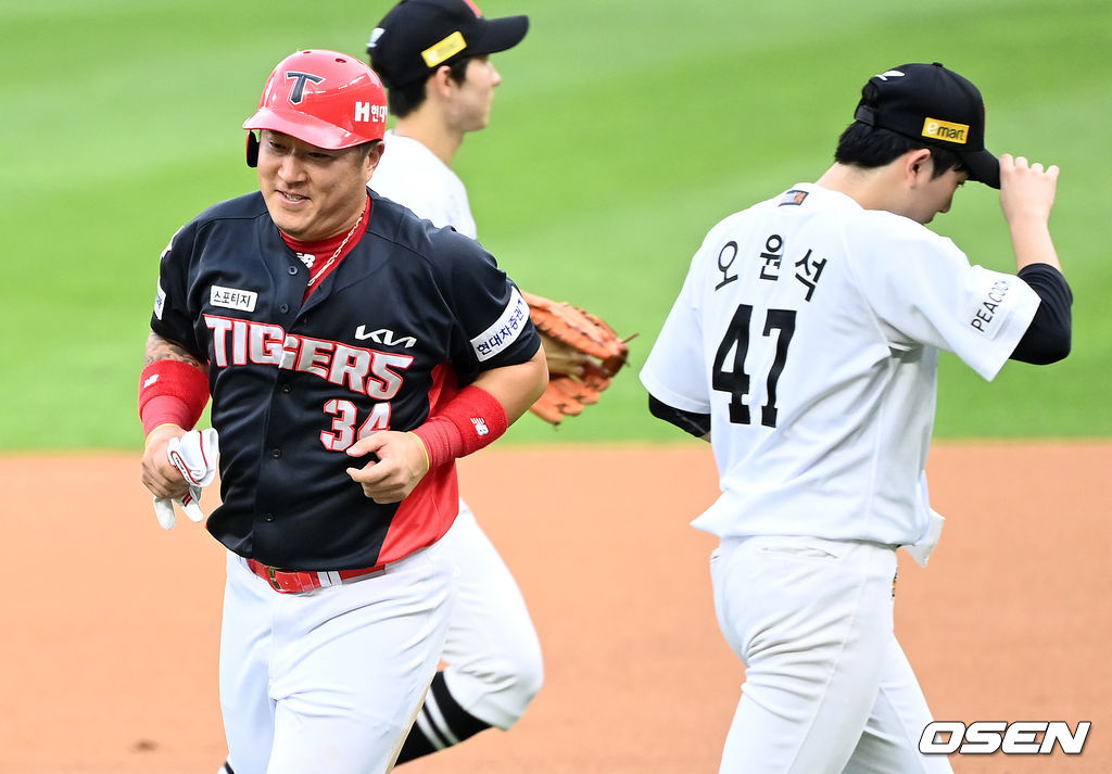 29일  인천 SSG 랜더스필드에서 열린 SSG 랜더스와 KIA 타이거즈의 경기, 4회말 공수교대 때 KIA 최형우가 미소를 지으며 더그아웃으로 가고 있다. 2021.08.29 /sunday@osen.co.kr