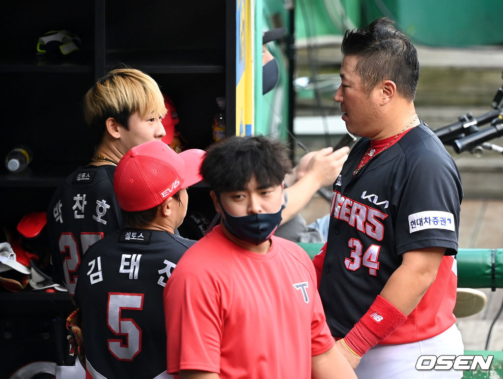 29일  인천 SSG 랜더스필드에서 열린 SSG 랜더스와 KIA 타이거즈의 경기, 4회말 공수교대 때 3500루타를 기록한 KIA 최형우가 더그아웃에서 동료들의 축하를 받고 있다. 2021.08.29 /sunday@osen.co.kr