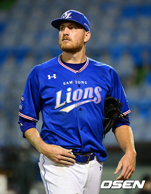 17일 오후 대전 한화이글스파크에서 ‘2021 신한은행 SOL KBO 리그’ 한화 이글스와 삼성 라이온즈의 경기가 열렸다.5회말 종료 후 삼성 선발 몽고메리가 더그아웃으로 이동하고 있다. 2021.08.17 /ksl0919@osen.co.kr