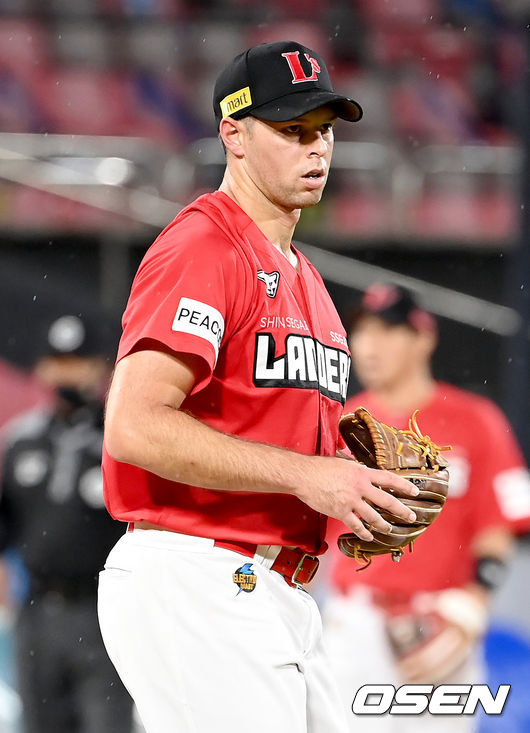 27일 오후 경기도 수원시 수원kt위즈파크에서 ‘2021 신한은행 SOL KBO 리그’ KT 위즈와 SSG 랜더스의 경기가 열렸다.4회말 SSG 선발 가빌리오가 KT 유한준을 삼진 아웃으로 돌려세운 뒤 다음 투구를 준비하고 있다. 2021.08.27 /ksl0919@osen.co.kr
