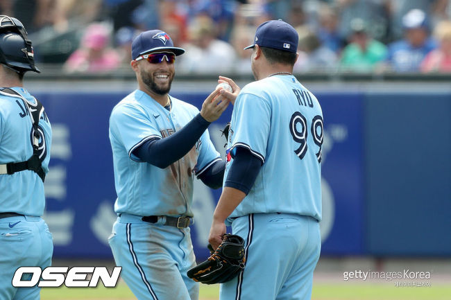 [사진] 조지 스프링어(왼쪽)가 류현진에게 승리구를 전하고 있다. 2021.07.19 ⓒGettyimages(무단전재 및 재배포 금지)