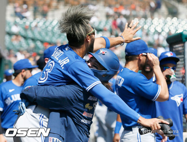 [사진] 보 비솃이 홈런을 치고 난 뒤 루르데스 구리엘 주니어를 안으며 기뻐하고 있다. ⓒGettyimages(무단전재 및 재배포 금지)