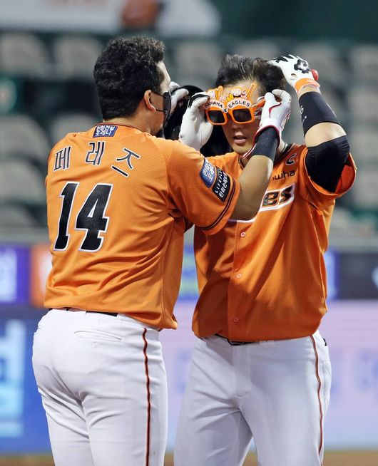 [사진] 에르난 페레즈(왼쪽)가 홈런을 치고 온 하주석에게 선글라스를 씌우고 있다. /한화 이글스 제공