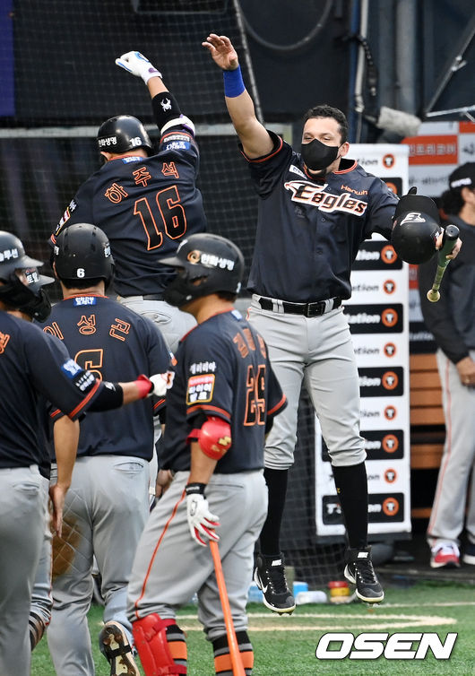 4회초 1사 주자 만루 한화 하주석 우월 만루 홈런을 날린 후 덕아웃으로 들어오며 페레즈와 날아오르며 기쁨을 나누고 있다. 21.08.22