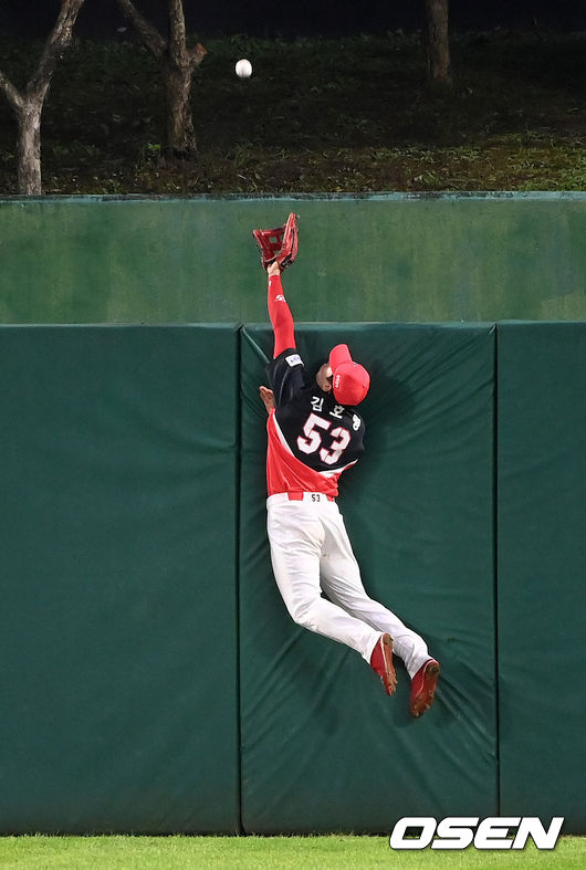 29일 오후 인천 SSG 랜더스필드에서 SSG 랜더스와 KIA 타이거즈의 경기가 열렸다.8회초 무사에서 KIA 김호령이 SSG 최주환의 홈런 타구를 잡으려 점프하고 있다. 2021.08.29 /sunday@osen.co.kr