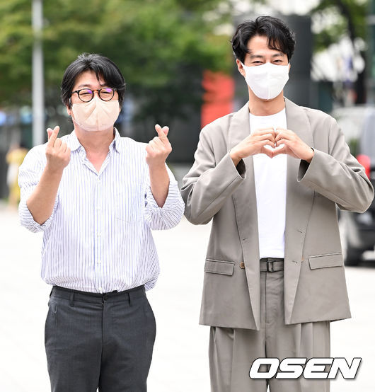 배우 김윤석과 조인성이 게스트로 나서며 인사하고 있다. 2021.08.30/ dreamer@osen.co.kr