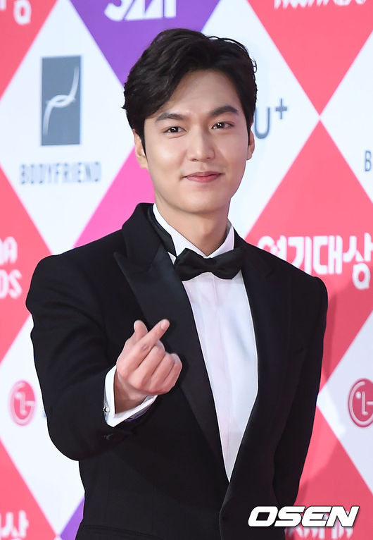 31일 오후 서울 마포구 상암동 SBS 프리즘타워에서 진행된 SBS 연기대상 포토월에 행사에서 이민호가 포토타임을 갖고 있다. / youngrae@osen.co.kr