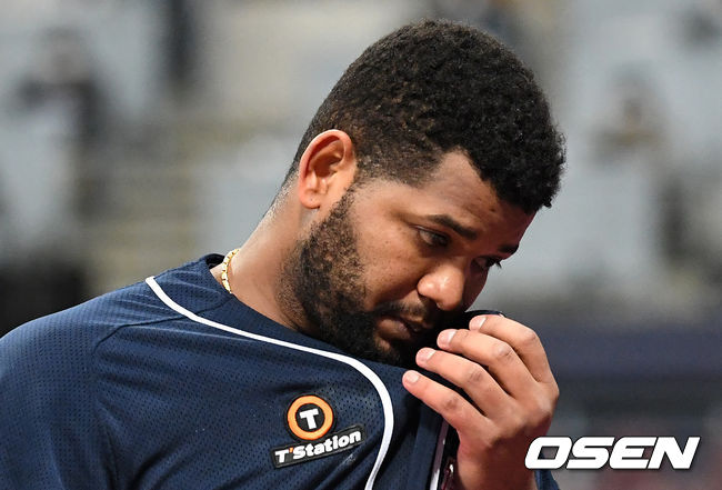 6회말 1사 1루에서 두산 알칸타라가 마운드를 내려가고 있다. /sunday@osen.co.kr