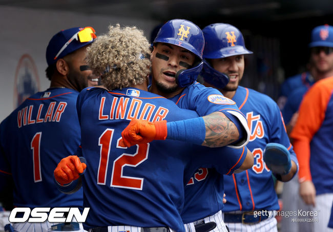 [사진] 4회 홈런을 친 바에즈가 린도어와 포옹하며 기뻐하고 있다. 2021.08.30 ⓒGettyimages(무단전재 및 재배포 금지)