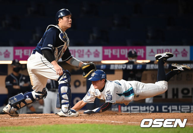 5회말 1사 3루 NC 최정원이 나성범의 우익수 희생플라이로 득점을 올리고 있다. 2021.08.27/youngrae@osen.co.kr 