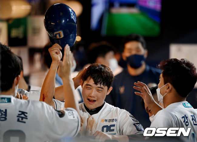 5회말 1사 3루 NC 최정원이 나성범의 우익수 희생플라이로 득점을 올린 뒤 동료들과 기뻐하고 있다. 2021.08.27