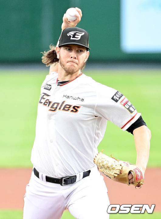 1회초 한화 선발 킹험이 마운드에 올라 힘차게 공을 뿌리고 있다. 2021.08.17 /ksl0919@osne.co.kr