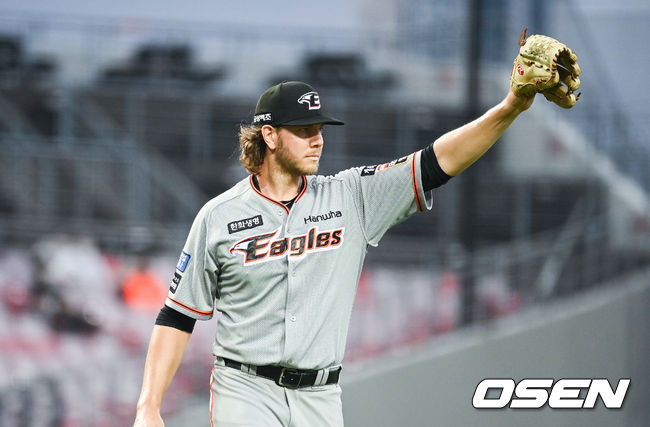 킹험이 이도윤 2루수의 호수비에 고마움을 표시하고 있다.  2021.08.11 