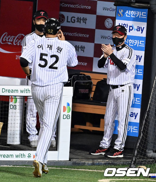 7회말 2사 만루에서 LG 오지환의 1타점 우전 적시타에 이재원이 득점을 하며 류지현 감독의 격려를 받고 있다. 2021.08.27 /jpnews@osen.co.kr