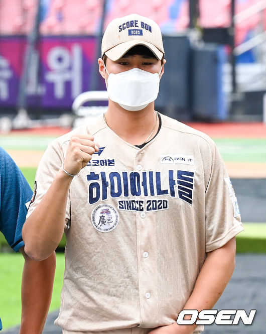 권광민이 포즈를 취하고 있다.