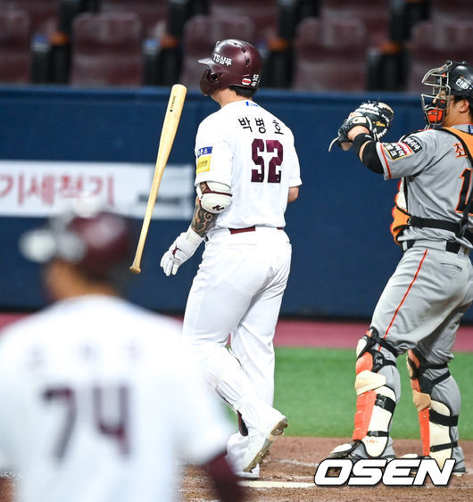 7회말 1사 1,2루 키움 대타 박병호가 헛스윙 삼진아웃되자 아쉬워하고 있다. 2021.08.27 /soul1014@osen.co.kr