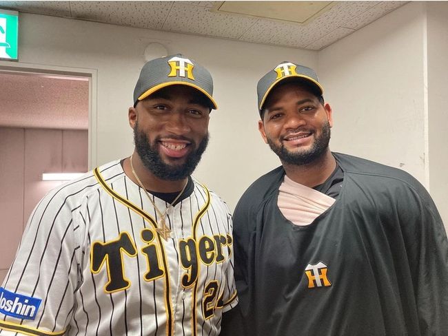 [사진] 멜 로하스 주니어(좌)와 라울 알칸타라 / 한신 타이거스 공식 SNS 캡처