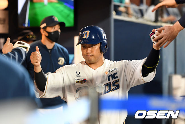 14일 오후 경상남도 창원NC파크에서 ’2021 신한은행 SOL KBO 리그' NC 다이노스와 KIA 타이거즈의 경기가 열렸다.4회말 1사 1,3루에서 NC 노진혁의 중전 적시타 때 홈을 밟은 3루주자 박석민이 더그아웃에서 동료들의 축하를 받고 있다. /sunday@osen.co.kr