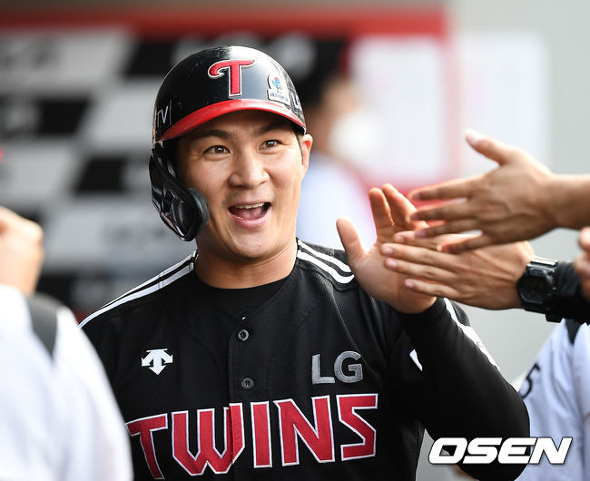 4회초 2사 주자 2루 LG 홍창기의 좌중간 1타점 적시타때 홈을 밟은 오지환이 덕아웃에서 동료들과 하이파이브를 하고 있다. 2021.06.06 / rumi@osen.co.kr