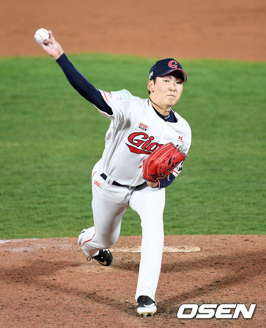 16일 오후 부산 사직야구장에서 ’2021 신한은행 SOL KBO 리그' 롯데 자이언츠와 삼성 라이온즈의 경기가 열렸다.8회초 무사에서 롯데 최준용이 역투하고 있다. /sunday@osen.co.kr