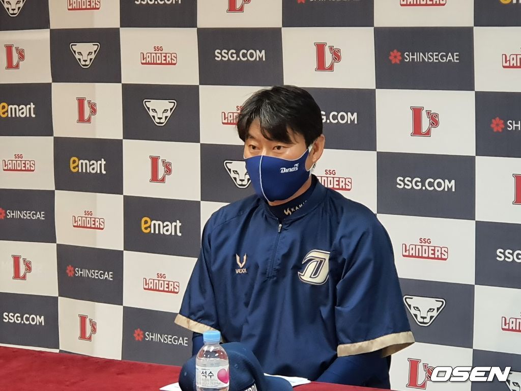 [사진=인천, 한용섭 기자] 이동욱 감독의 출장 정지 징계로 감독대행을 맡은 강인권 NC 수석코치가 31일 인천 SSG전이 우천 취소된 후 취재진과 인터뷰를 하고 있다. 2021.08.31 /orange@osen.co.kr 