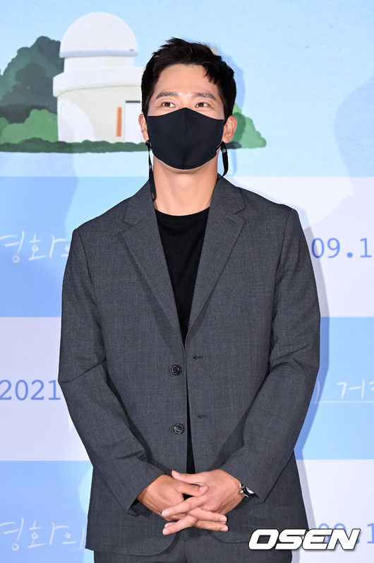 31일 오후 서울 광진구 롯데시네마 건대입구에서 영화 '영화의 거리(감독 김민근)' 언론배급 시사회 및 무대인사 행사가 열렸다.  현실 공감 로맨스로 관객들에게 유쾌한 웃음을 선사할 한선화, 이완 주연의 fall in 럽케이션 밀당 로맨스 ‘영화의 거리’는 오는 9월 16일 개봉한다  배우 이완이 무대인사에 참석하고 있다. 2021.08.31 /cej@osen.co.kr
