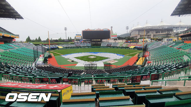 우천 취소된 인천SSG랜더스필드에 비가 쏟아지고 있다. 21.07.03 /rumi@osen.co.kr