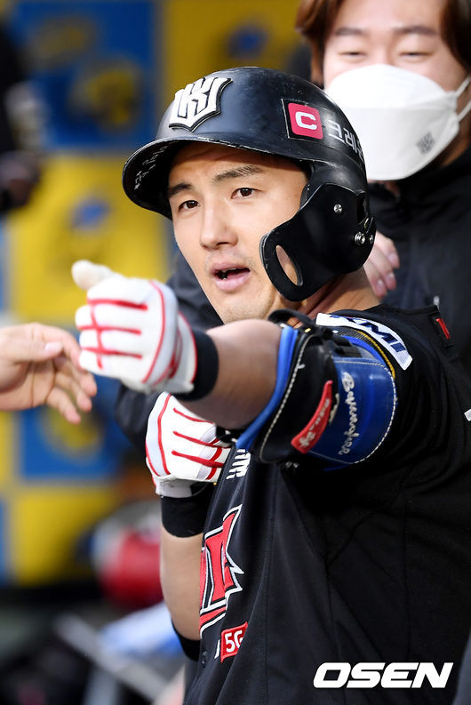 28일 오후 인천SSG 랜더스필드에서 ‘2021 신한은행 SOL KBO리그’ SSG 랜더스와 KT 위즈의 경기가 열렸다.2회초 2사 1루 KT 김병희가 투런 홈런을 때린 뒤 세레머니를 하고 있다./youngrae@osen.co.kr