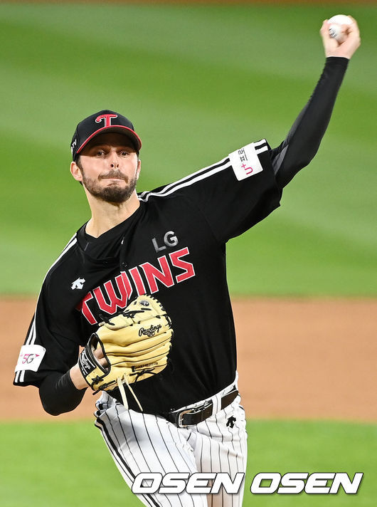 LG 선발 수아레즈가 마운드 위에서 힘차게 공을 뿌리고 있다. 21.08.17/rumi@osen.co.kr