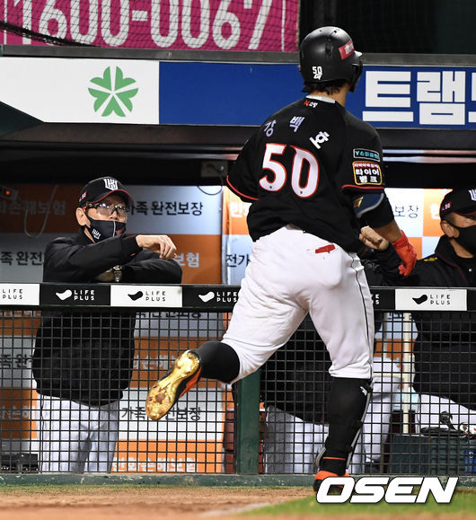 이강철 감독이 강백호와 하이파이브를 하고 있다. /sunday@osen.co.kr