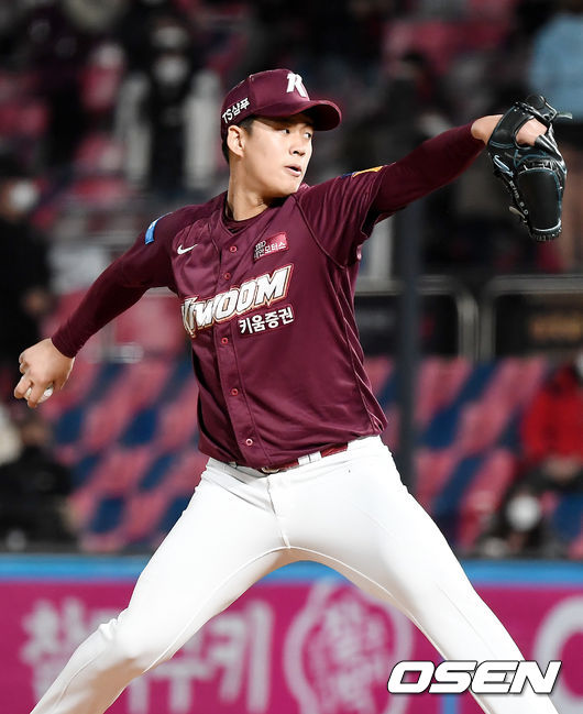 15일 오후 수원 KT위즈파크에서 '2020 신한은행 SOL KBO리그' KT 위즈와 키움 히어로즈의 경기가 열렸다.6회말 무사 키움 김선기가 역투하고 있다. /youngrae@osen.co.kr