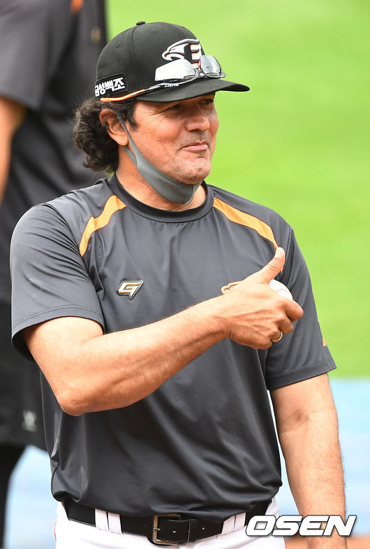 한화 수베로 감독이 훈련 중 선수들을 격려하고 있다. 2021.06.18 / dreamer@osen.co.kr