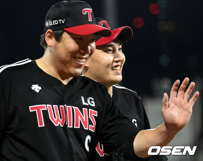 6회말 KT 공격을 무실점으로 막아낸 LG 선발 임찬규가 더그아웃으로 향하며 호수비를 펼친 좌익수 김현수와 기뻐하고 있다. 2021.08.19 / dreamer@osen.co.kr