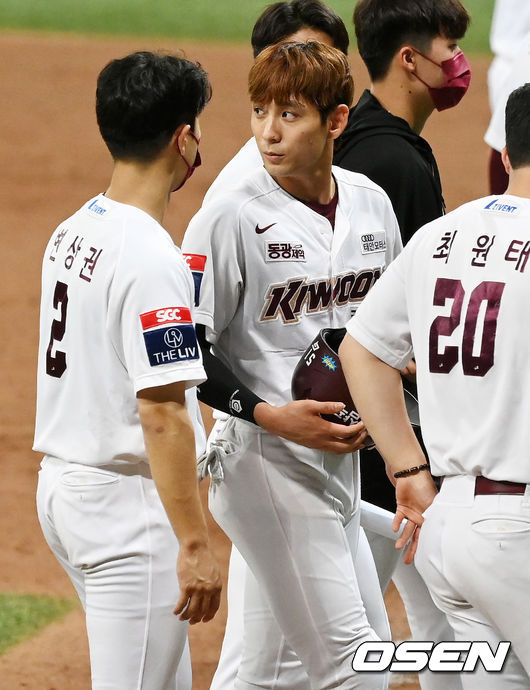 경기를 마치고 키움 이정후가 뒤를 돌아보고 있다. 21.08.13/rumi@osen.co.kr