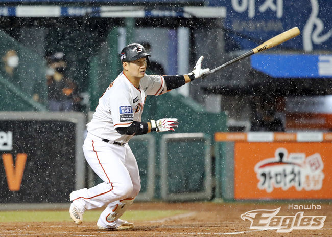 [사진] 최재훈이 31일 대전 KT전에서 4회 폭우를 뚫고 안타를 치고 있다. /한화 이글스 제공