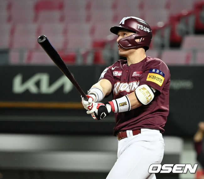 24일 광주-기아 챔피언스필드에서 ‘2021 신한은행 SOL KBO 리그’ KIA 타이거즈와 키움 히어로즈의 경기가 열렸다.7회초 2사 1루 키움 박동원이 투런 홈런을 때려내고 있다. 2021.08.24/youngrae@osen.co.kr