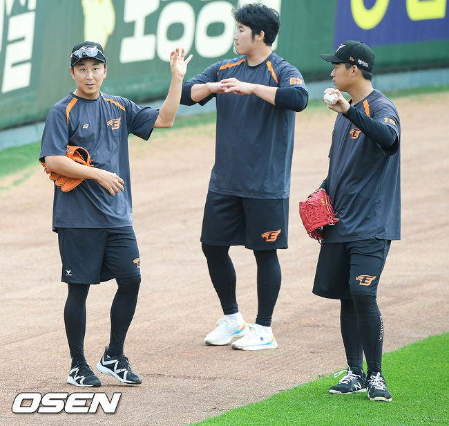 경기에 앞서 한화 정우람이 김기중에게 서클 체인지업을 가르쳐주고 있다. 21.06.15 / soul1014@osen.co.kr