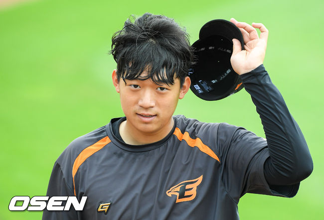 경기에 앞서 한화 김기중이 훈련을 마치고 그라운드를 빠져나가고 있다. 21.06.15