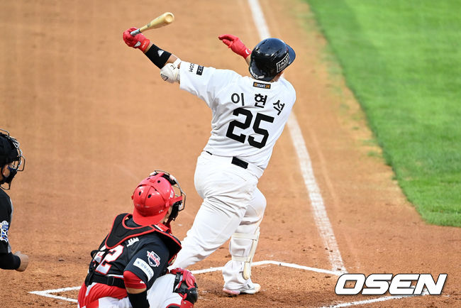 6회말 1사 만루에서 SSG 이현석이 희생플라이를 치고 있다. 2021.08.29 /sunday@osen.co.kr