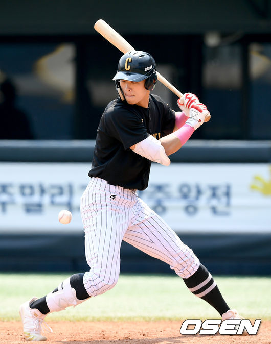 9일 오후 서울 양천구 목동야구장에서 ’75회 황금사자기 전국고교야구 대회’ 서울컨벤션고와 충암고의 16강전 경기가 열렸다. 이날 서울컨벤션고가 충암고를 상대로 12-3, 7회초 콜드게임 승리했다. 4회말 1사 1, 2루 컨벤션고 조원빈이 충암고 이주형의 투구에 맞고 있다. 21.06.09 /ksl0919@osen.co.kr