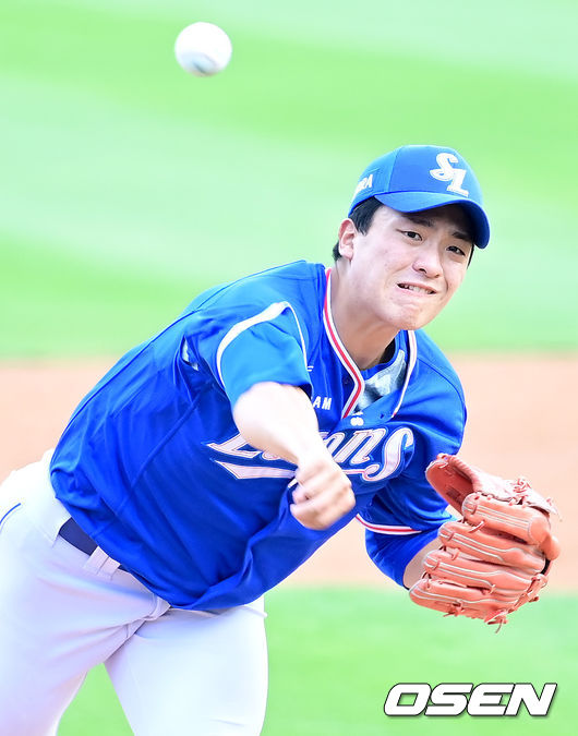 15일  경기도 수원시 수원 kt위즈파크에서 ‘2021 신한은행 SOL KBO 리그’ KT 위즈와 삼성 라이온즈의 경기가 열렸다. 1회말 삼성 선발 이재희가 마운드에 올라 힘차게 공을 뿌리고 있다. 2021.08.15 /ksl0919@osen.co.kr
