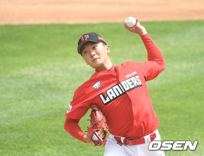 7일 오후 충청남도 서산 한화이글스 서산구장에서 ‘2020 퓨처스리그’ 한화 이글스와 SSG 랜더스의 경기가 열렸다. 1회말 SSG 김건우가 역투하고 있다. /youngrae@osen.co.kr