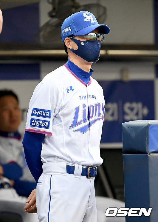 22일 오후 대구 삼성라이온즈파크에서 ‘2021 신한은행 SOL KBO리그’ 삼성 라이온즈와 한화 이글스의 경기가 열렸다.1회초 삼성 허삼영 감독이 경기를 지켜보고 있다. 2021.06.22 /ksl0919@osen.co.kr