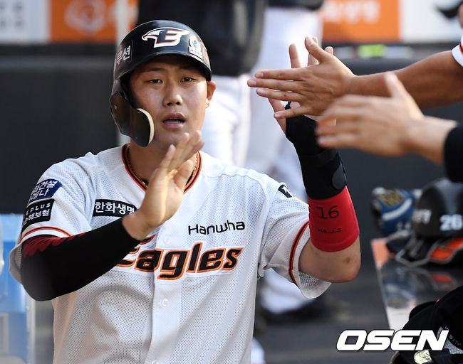 하주석이 더그아웃에서 환영을 받고 있다. 2021.06.08 /cej@osen.co.kr