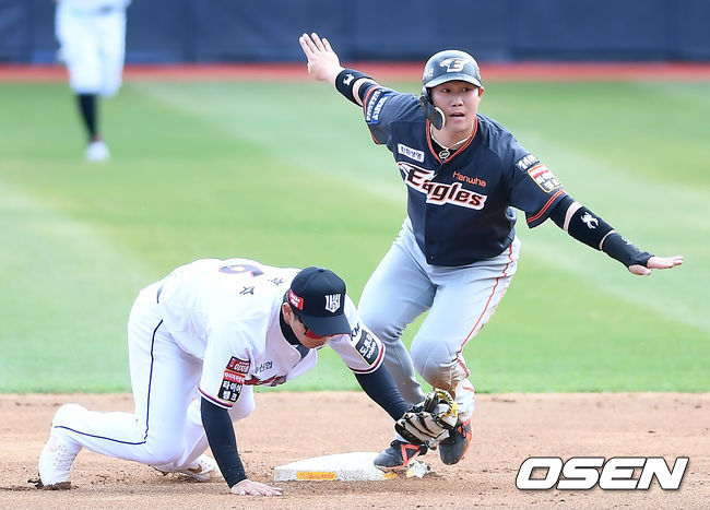 하주석이 2루로 도루성공 하고 있다.