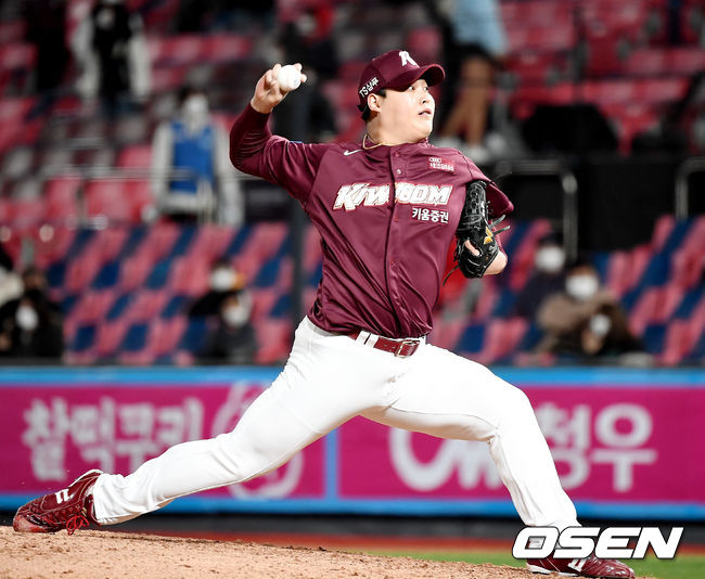 15일 오후 수원 KT위즈파크에서 '2020 신한은행 SOL KBO리그' KT 위즈와 키움 히어로즈의 경기가 열렸다.9회말 키움 조상우가 역투하고 있다. /youngrae@osen.co.kr