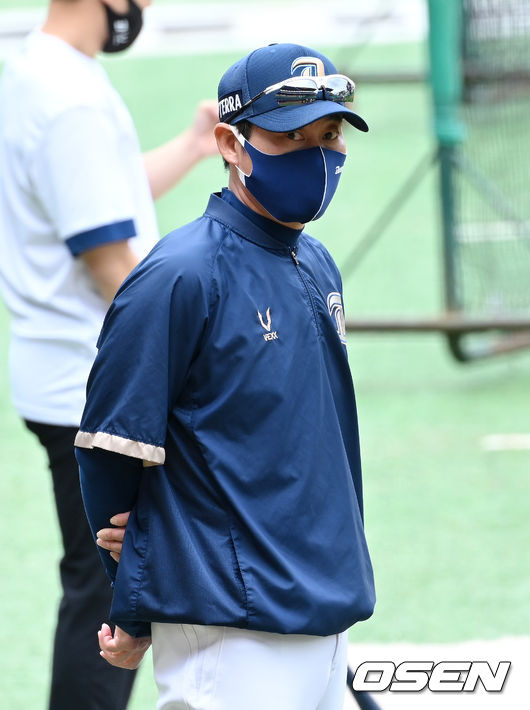 1일 오후 인천 SSG랜더스필드에서 NC 다이노스와 SSG 랜더스의 경기가 열린다.NC 강인권 감독대행이 훈련 중인 선수들을 지켜보고 있다. 2021.09.01 /cej@osen.co.kr