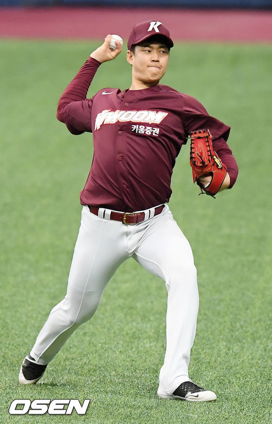 키움 히어로즈가 19일 오후 서울 고척스카이돔에서 2021 시즌을 앞두고 스프링캠프를 열고 훈련을 가졌다.키움 김선기가 그라운드 위에서 캐치볼을 하고 있다. /rumi@osen.co.kr