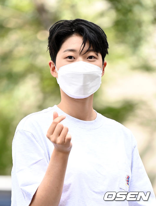 양궁대표팀 안산이 방송국으로 이동하며 포즈를 취하고 있다. 2021.08.17 /sunday@osen.co.kr