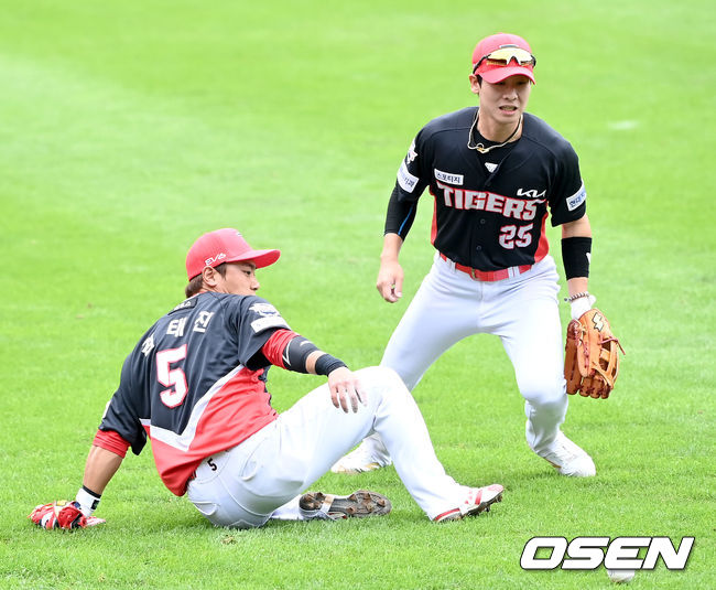 1일 오후 서울 잠실야구장에서 ‘2021 신한은행 SOL KBO 리그’ 두산 베어스와 KIA 타이거즈의 더블헤더 1차전 경기가 열렸다.1회말 2사 3루 KIA 3루수 김태진이 두산 페르난데스의 플라이 타구를 놓치고 있다. 실책을 틈타 3루 주자 김인태가 득점을 올렸다. 2021.09.01/ksl0919@osen.co.kr